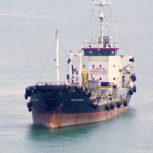 Navă aflată în rada portului Sulina cuprinsă de incendiu. Echipajul încearcă să stingă flăcările cu ajutorul unui remorcher. Niciun membru al echipajului nu a fost rănit.