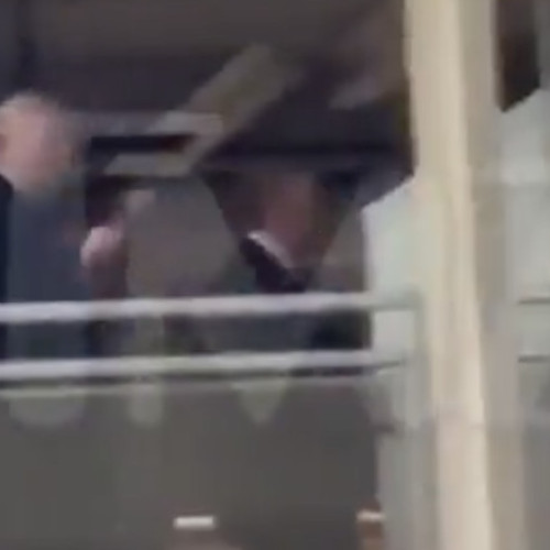 Donald Trump răspunde cu un gest controversat în timpul vizitei la o fabrică Ford