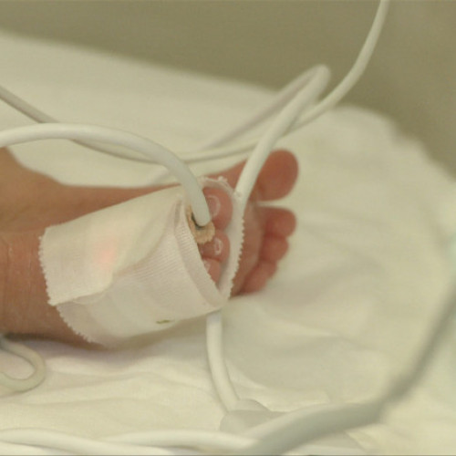 Familia unui bebeluș decedat după cezariană din Craiova acuză neglijență medicală