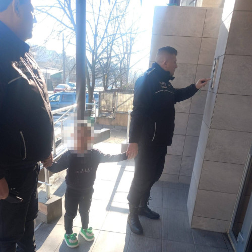Copil de patru ani găsit nesupravegheat pe stradă în zona Pieței Chirilă din Iași