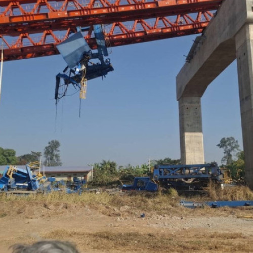 Un tren din Thailanda deraiează după ce o macara cade peste unul dintre vagoane, ucigând 22 de persoane