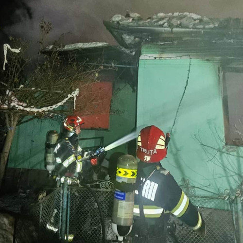 Explozie de butelie la Fărău: doi vârstnici răniți grav și o locuință avariată