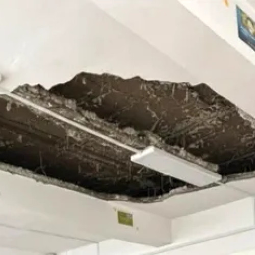 Tavanul unei săli de clasă de la Colegiul Mihail Sturza din Iași s-a prăbușit din cauza infiltrațiilor