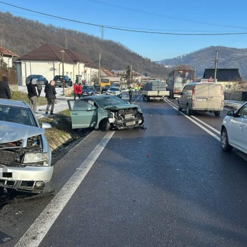 Accident pe DN 7 în Bujoreni, două persoane rănite și trafic îngreunat