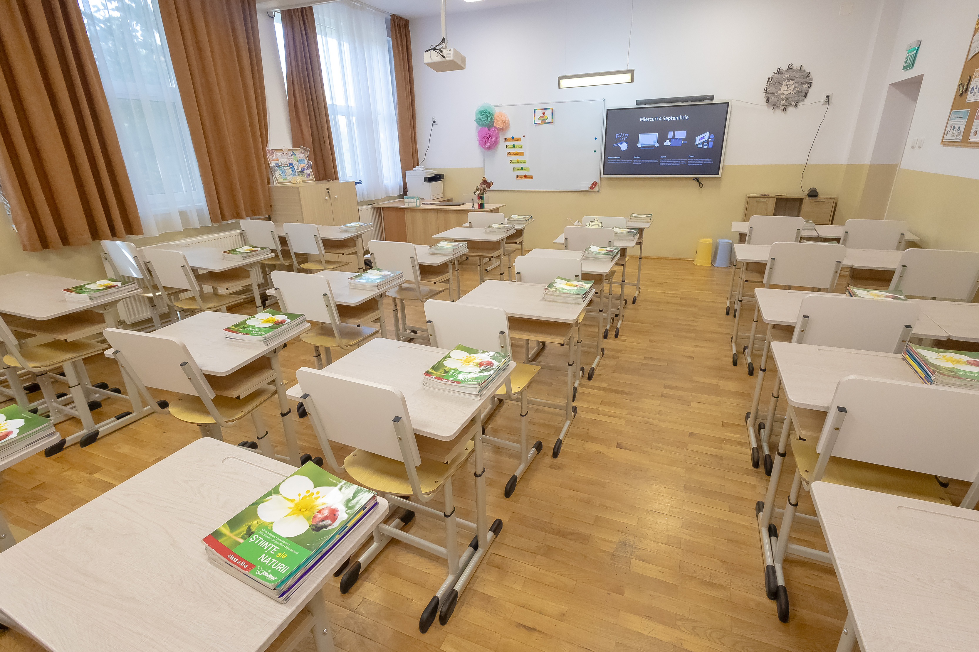 Primăria Galați instalează dulapuri metalice în școli pentru elevi