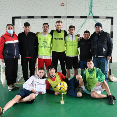 Finala competiției de fotbal "Cupa Niculae Dumitru" la Răcari desfășurată astăzi - Ediția "Mărțișor" - Jucătorii din cartierul Ghergani înving echipa Liceului din Răcari printr-un scor de 8-5