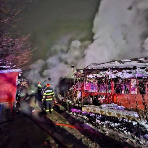 Incendiu în Frătești distruge o anexă, o bucătărie și podul unei case
