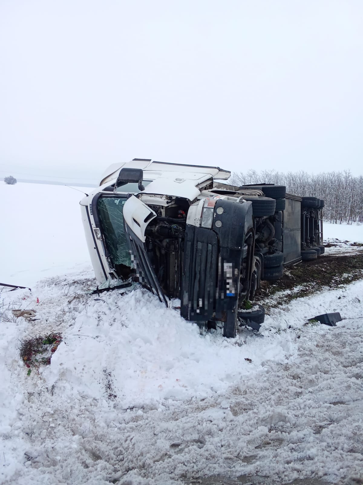 Bărbat rănit după ce un autotren s-a răsturnat pe DN5 între Plopșoru și Uzunu