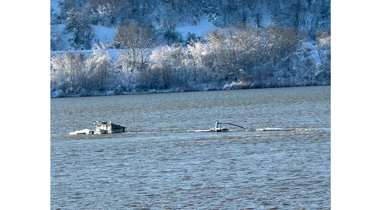 Autoritățile din Giurgiu discută măsuri după incidentul barjei cu potasiu pe Dunăre