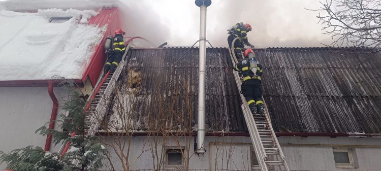 Pompierii din Baia Mare acționează pentru stingerea unui incendiu la o hală de reparații auto