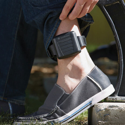 Poliția din Hunedoara urmărește un bărbat după ce și-a pierdut dispozitivul de monitorizare electronică