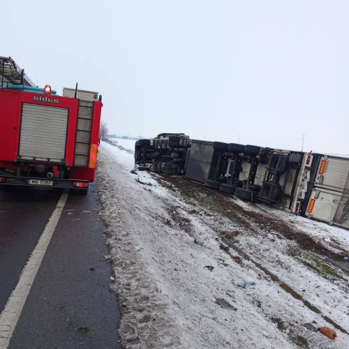 Șoferul unui tir în vârstă de 75 de ani s-a răsturnat pe DN5 între Plopșoru și Uzunu