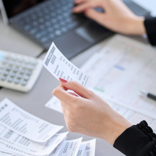 Primăriile pot transfera datoriile cetățenilor către firme private de recuperare