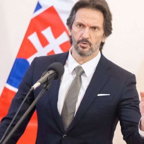Ministrul slovac al apărării respinge ideea unei armate europene comune și susține comanda NATO