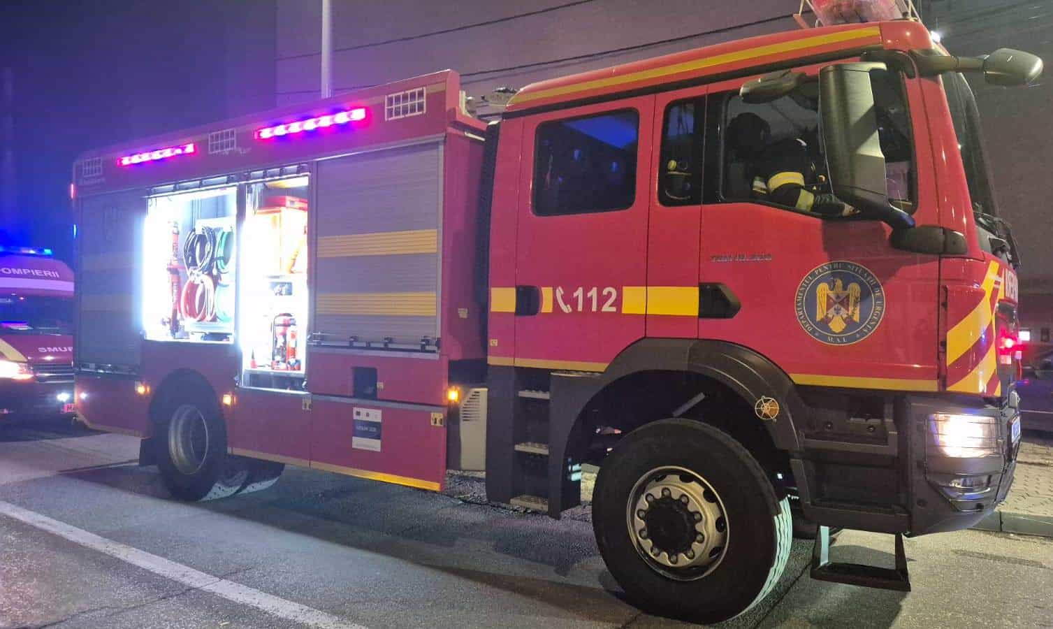 Incendiu puternic la o locuință din Lunca Mureșului, o persoană prinsă în interior