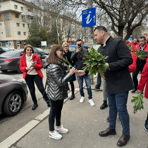 Echipa PSD aduce flori pentru femeile din Moreni de Ziua Mărțișorului