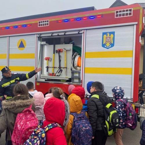 Pompierii găeșteni au informat elevii de la două școli gimnaziale despre situațiile de urgență în cadrul Săptămânii Protecției Civile din județul Dâmbovița