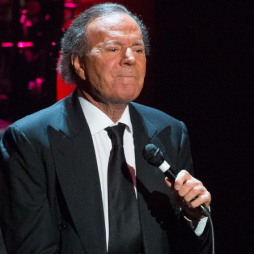 Julio Iglesias respinge acuzațiile de agresiune sexuală și promite să clarifice situația