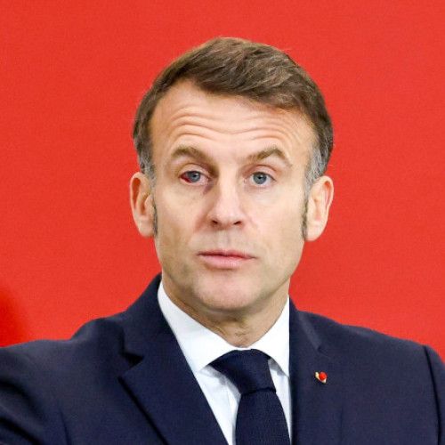 Emmanuel Macron apare cu ochiul roșu şi vorbește despre hotărârea Franței și întărirea armatei