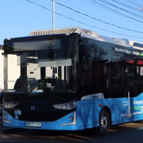 Coliziune între un autobuz și un autoturism în Focșani din cauza nerespectării semaforului