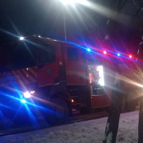 Pompierii au intervenit pentru stingerea unui incendiu la o casă din localitatea Bercu