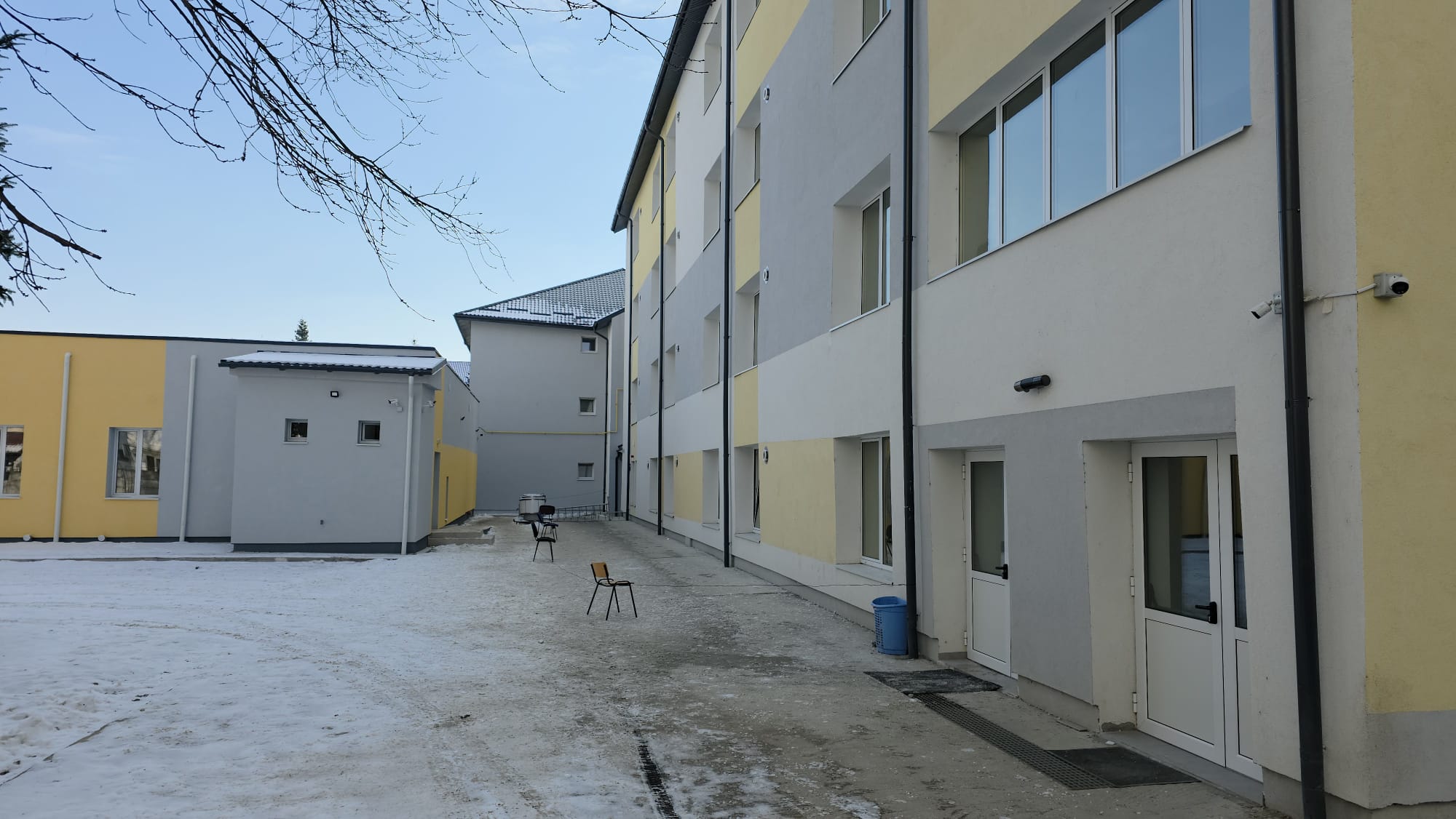 Elevii Colegiului Mihai Eminescu învață în două schimburi după incidentul cu tencuiala căzută