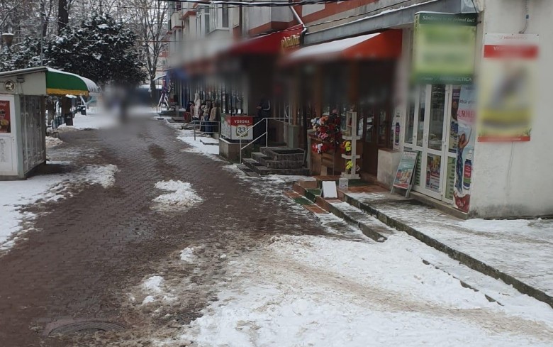Poliția Locală din Botoșani sancționează firmele și asociațiile care nu curăță zăpada de pe trotuare