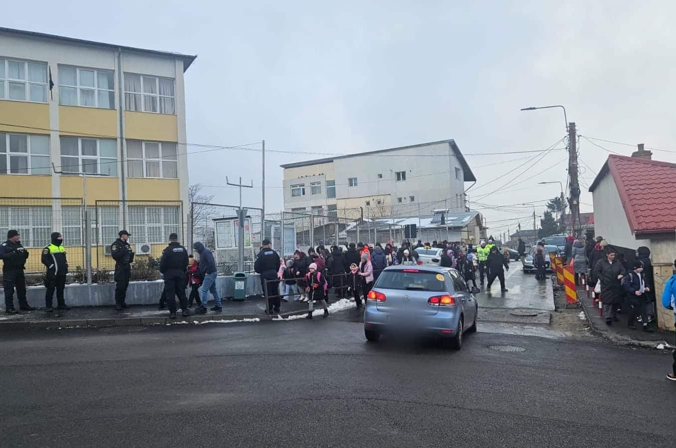 Polițiști și jandarmi acționează pentru creșterea siguranței în școlile din Tulcea