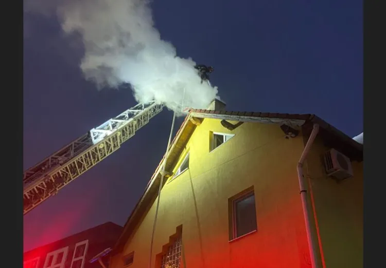 Pompierii din Cluj-Napoca au stins un incendiu izbucnit la hornul unui imobil