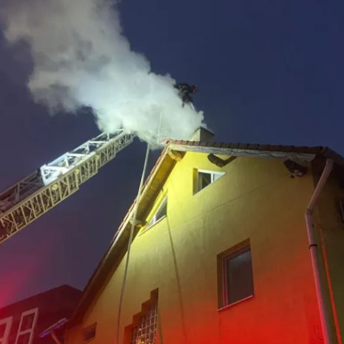 Pompierii din Cluj-Napoca au stins un incendiu izbucnit la hornul unui imobil