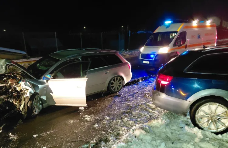 Doi bărbați răniți într-un accident cu două autoturisme în municipiul Dej