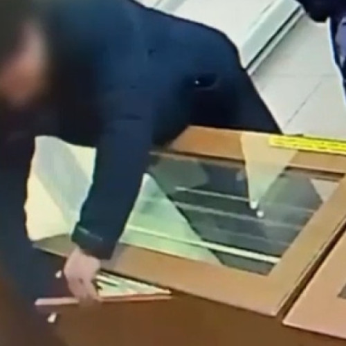 Bărbat prins după ce a furat cinci brățări din aur dintr-un amanet din București