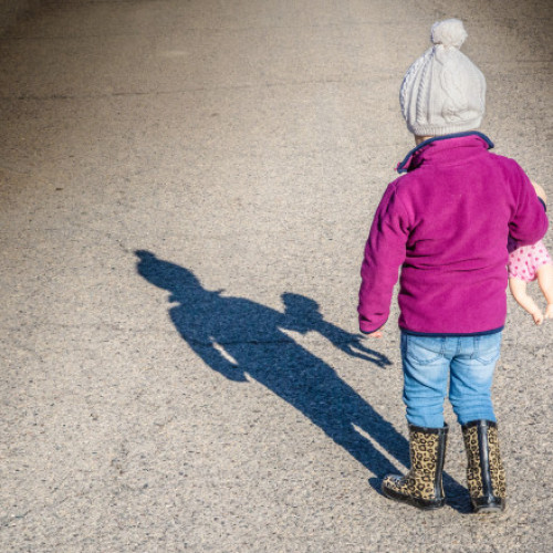 Instanța din România sancționează mama pentru alienare parentală și protejează copilul