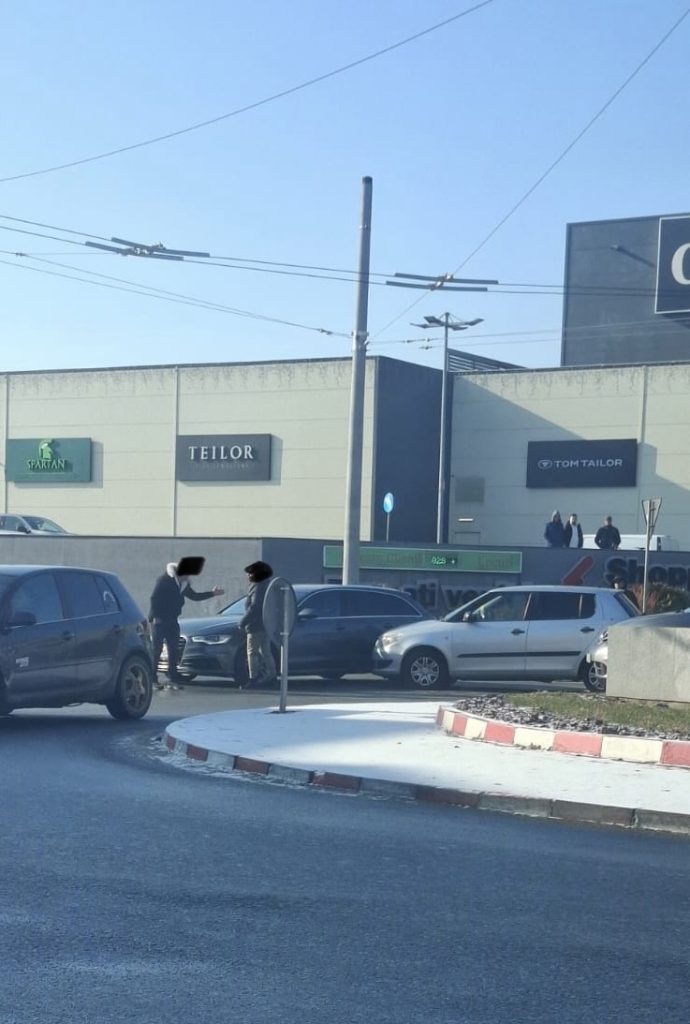 Două autoturisme s-au ciocnit în sensul giratoriu de la mallul din Târgu Jiu