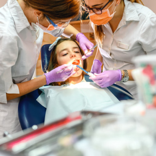 Copiii și adulții neasigurați pot accesa servicii stomatologice gratuite sau subvenționate