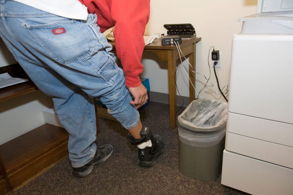 Bărbat din Lupeni cercetat pentru violență domestică şi prins după ce și-a vândut dispozitivul de monitorizare