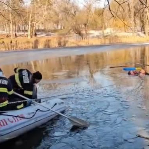 Nepalezul angajat în Craiova a salvat o fetiță căzută într-un lac înghețat