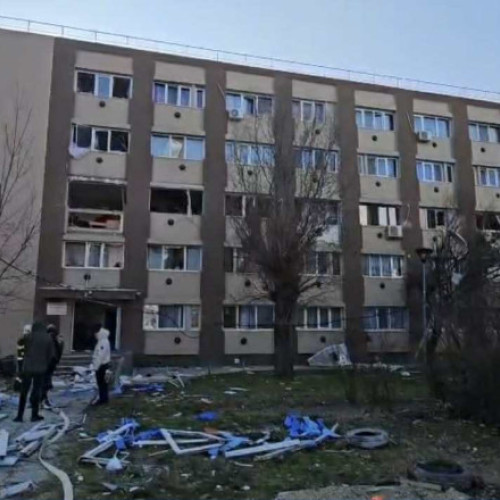 Explozie în bloc din Buzău rănește o persoană și afectează 30 de apartamente