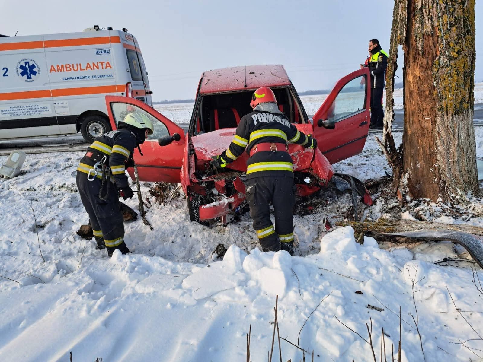 Un șofer rănit după ce a intrat cu mașina într-un pom pe DN5B în Giurgiu