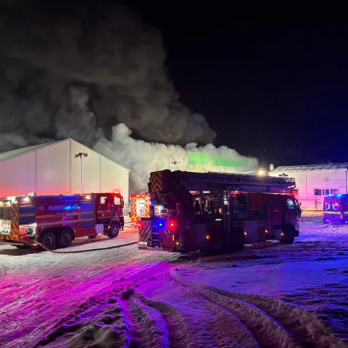 Pompierii intervin pentru stingerea unui incendiu puternic la o fabrică din Iclod
