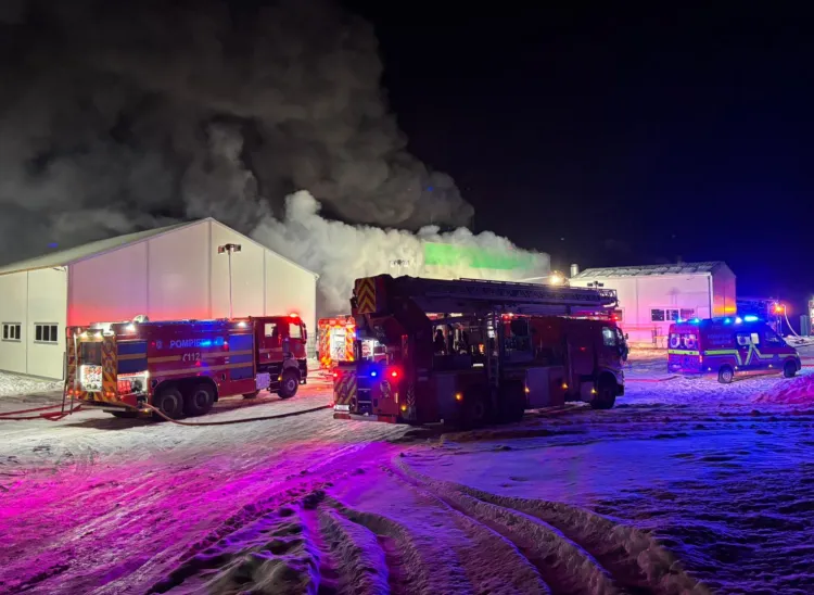 Incendiu puternic la o fabrică de polistiren din Iclod pune în alertă autoritățile