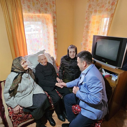 Centenar de viață sărbătorit în Cig: Augustin Lenghel felicitat de prefectul Radu Roca