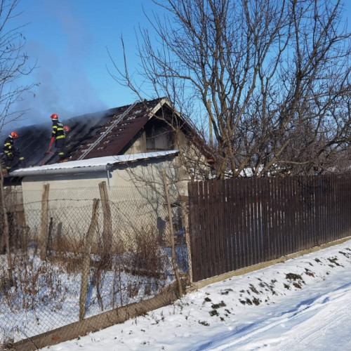 Pompierii au intervenit pentru stingerea unui incendiu în localitatea Românești