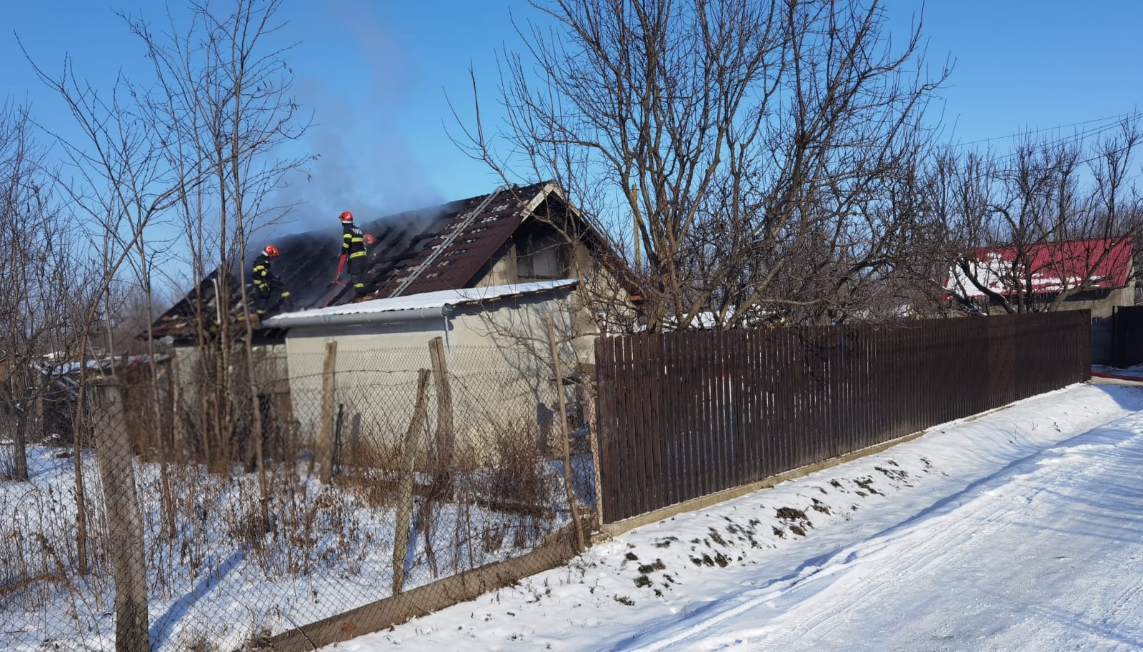 Pompierii au intervenit pentru stingerea unui incendiu în localitatea Românești