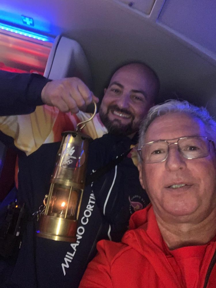 Mihali Gheorghe a lui Vișovan din Borșa conduce autobuzul în caravana Flăcării Olimpice între Roma și Milano