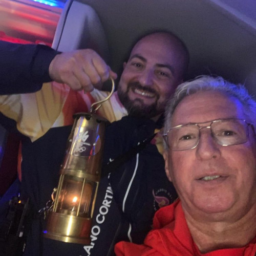 Mihali Gheorghe a lui Vișovan din Borșa conduce autobuzul în caravana Flăcării Olimpice între Roma și Milano