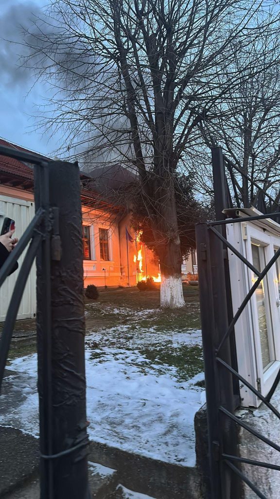 Polițiști din Târgu Jiu sting rapid un incendiu la Colegiul Economic „Virgil Madgearu”