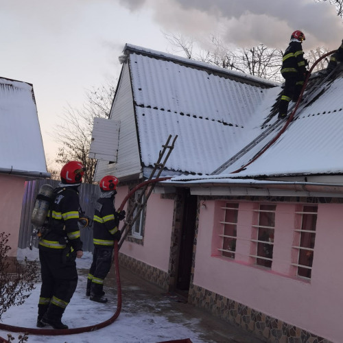 Pompierii din ISU Botoșani au intervenit pentru stingerea incendiilor la trei case