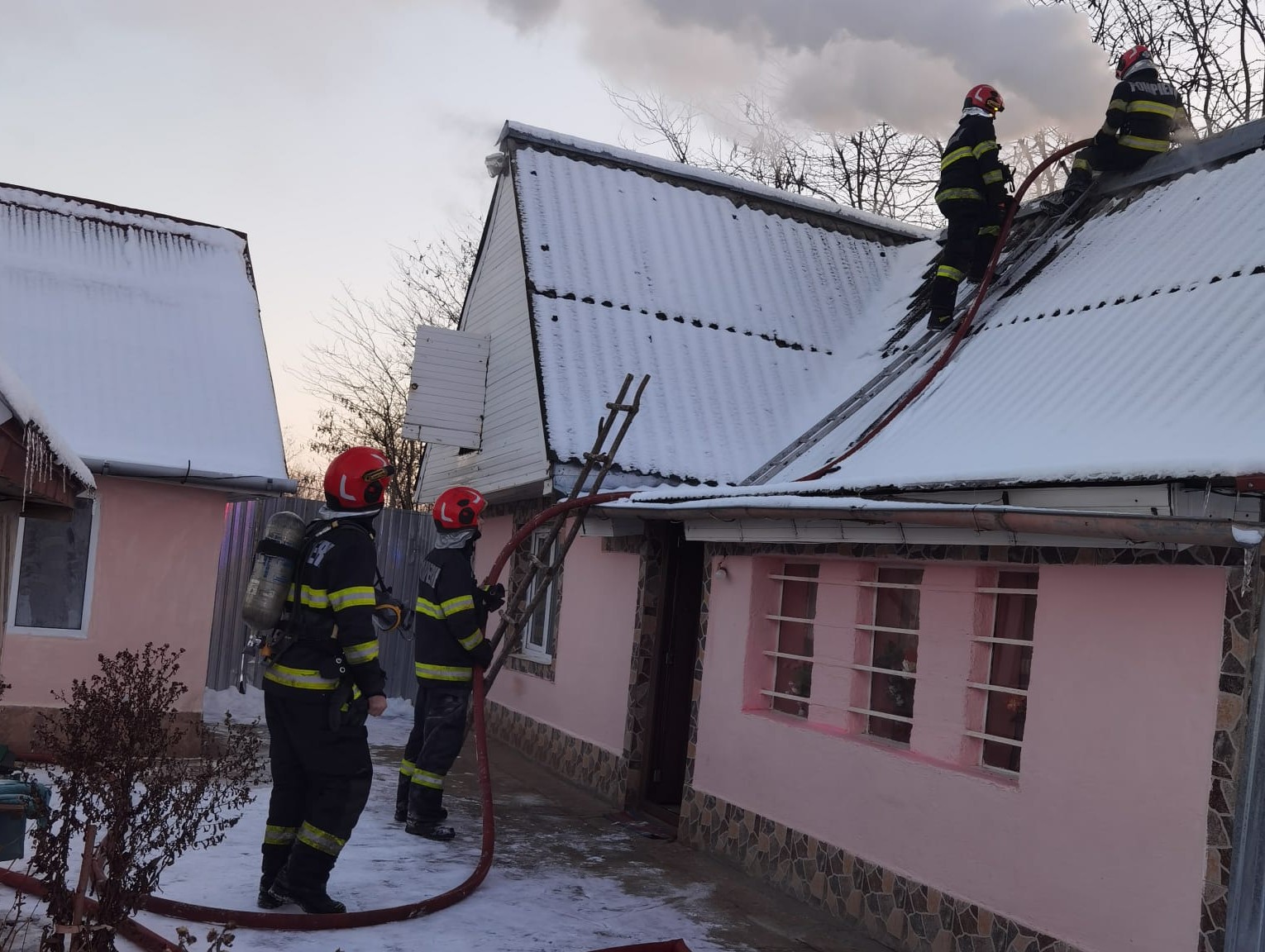 Pompierii din ISU Botoșani au intervenit pentru stingerea incendiilor la trei case