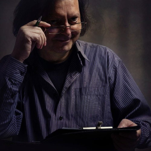 Un singur vecin a reclamat colecția de cărți a unui scriitor din Deva, acuzând că este periculos pentru bloc.